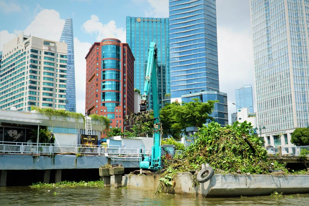 ‘Thay áo mới’ cho sông Sài Gòn trong dịp lễ 30-4 ảnh 3