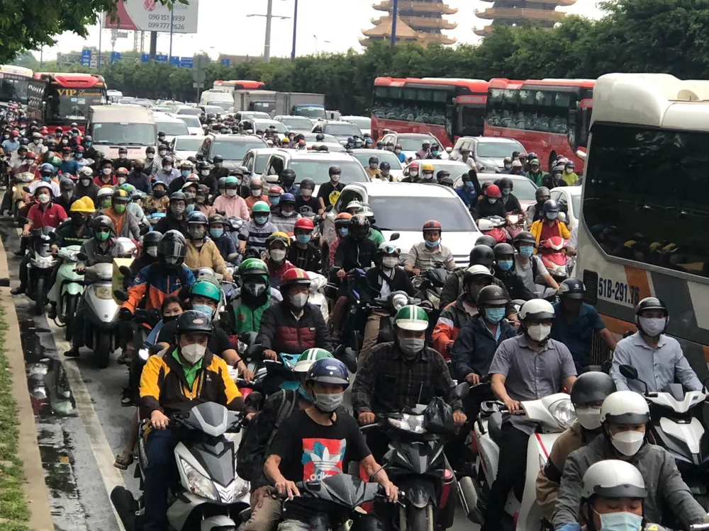 Xe máy tràn hết qua phần đường dành cho ô tô. Ảnh: ĐÀO TRANG