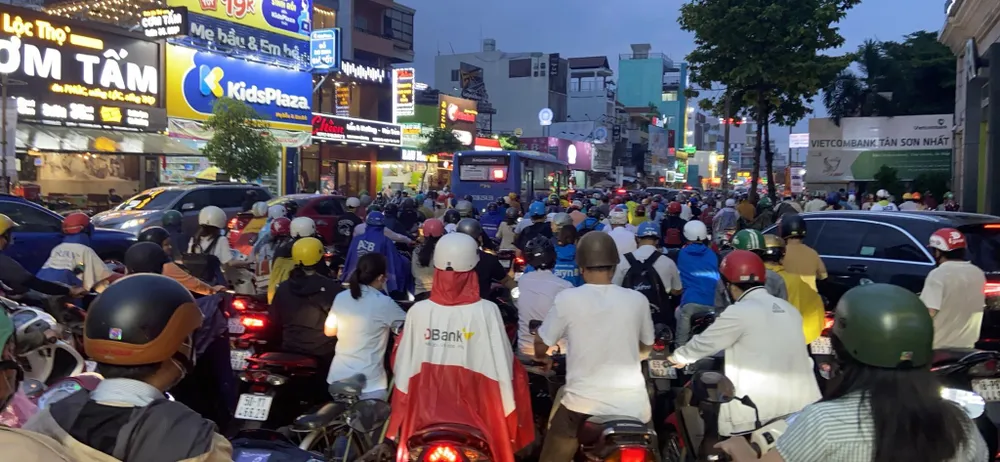 Đường Phan Văn Trị đông nghịt người. Ảnh: ĐÀO TRANG
