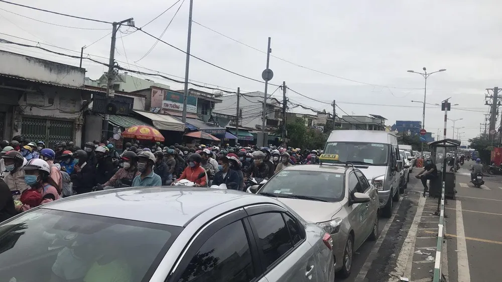 Người dân đi nghỉ lễ tăng cao khiến phà Cát Lái ùn ứ kéo dài. Ảnh: CTV.