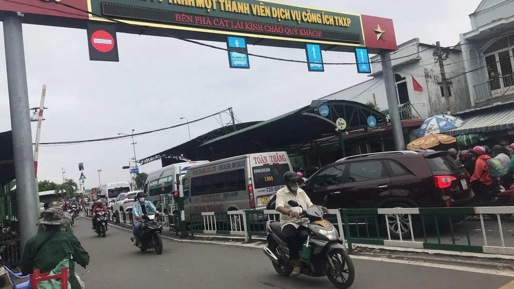 Người dân phải mất 2 giờ đồng hồ để di chuyển qua phà Cát Lái. Ảnh: CTV.