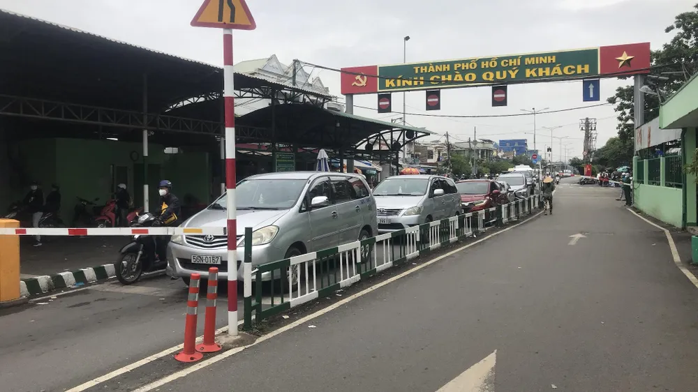 Xí nghiệp quản lý phà Thanh niên xung phong, đơn vị quản lý bến Phà Cát Lái đã tăng thêm nhân sự để giải tỏa ùn tắc. Ảnh: CTV.