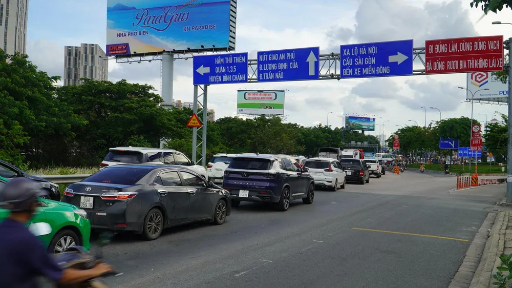 Theo người dân, năm nay kỳ nghỉ lễ kéo dài nên đa phần người dân đều chọn phương án về sớm để tránh kẹt xe. Theo người dân, năm nay kỳ nghỉ lễ kéo dài nên đa phần người dân đều chọn phương án về sớm để tránh kẹt xe.