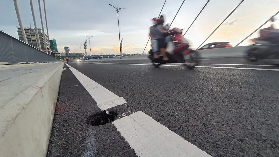 Dự kiến phải mất một tháng mới có nắp thay thế những nắp rác bị mất. Ảnh: ĐT.