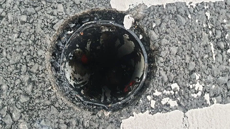 Hàng chục nắp đậy chắn rác của các cống thoát nước ở cầu Thủ Thiêm 2 bị mất. Ảnh: ĐT.