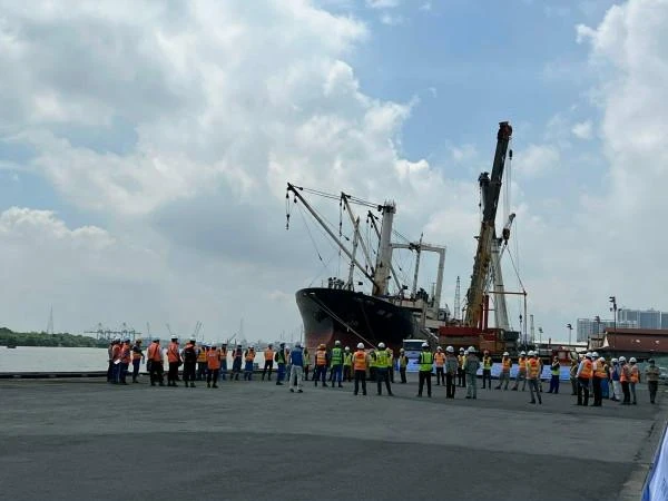 Khoảng 10 giờ, con tàu chở đoàn tàu metro đã cập cảng Khánh Hội quận 4. Ảnh: ĐT.