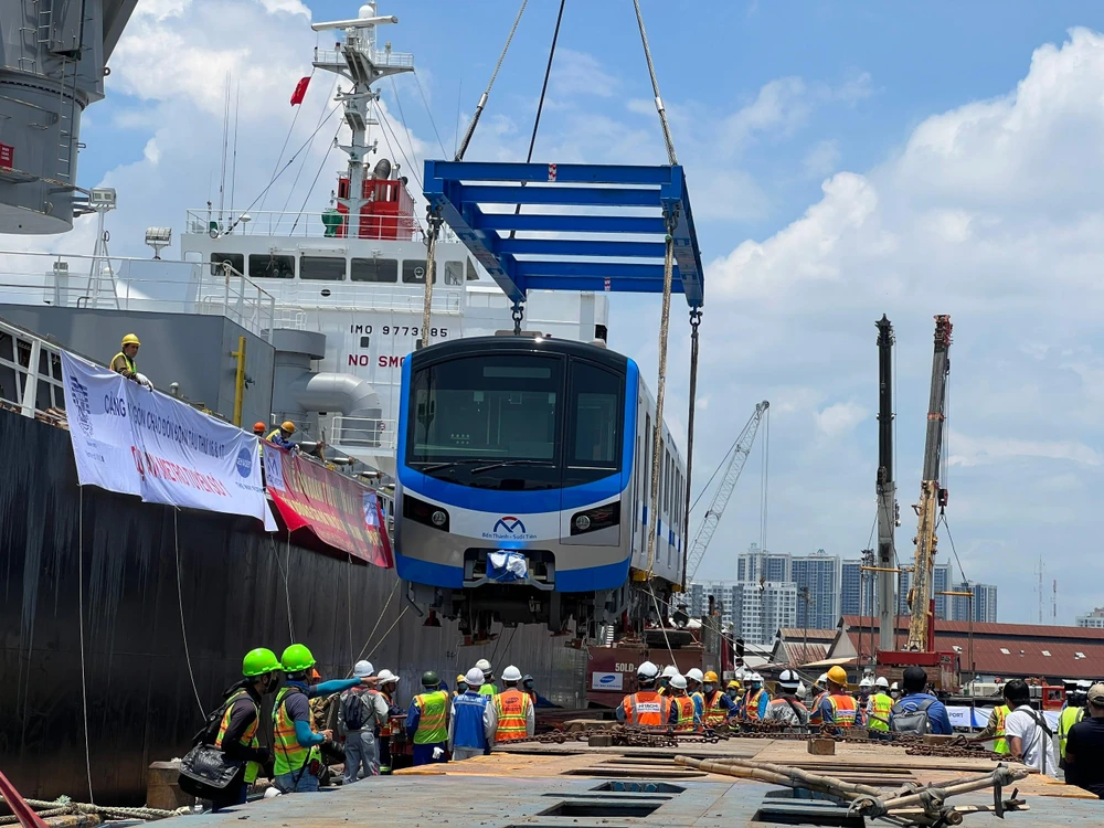 Tàu metro số 1 được hạ xuống xe siêu trường siêu trọng. Ảnh: ĐT.