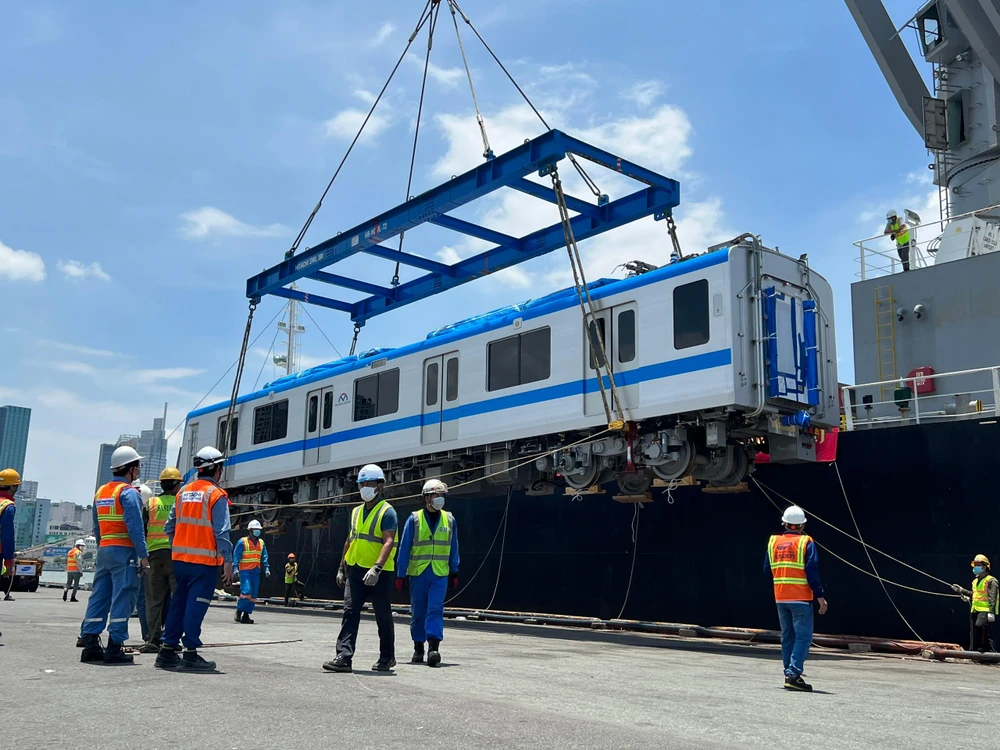 Hàng trăm kỹ sư tỉ mỉ làm công tác tháo dỡ, hạ tàu. Ảnh: ĐT.