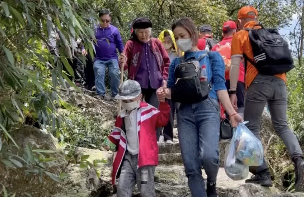 Nhiều cụ ông, cụ bà chinh phục đỉnh núi Yên Tử. Ảnh: ĐT. Nhiều cụ ông, cụ bà chinh phục đỉnh núi Yên Tử. Ảnh: ĐT.