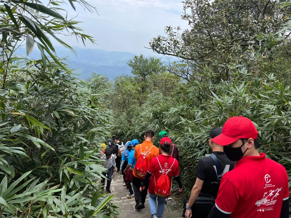 Từng đoàn người chinh phục đỉnh núi. Ảnh: ĐT. Từng đoàn người chinh phục đỉnh núi. Ảnh: ĐT.