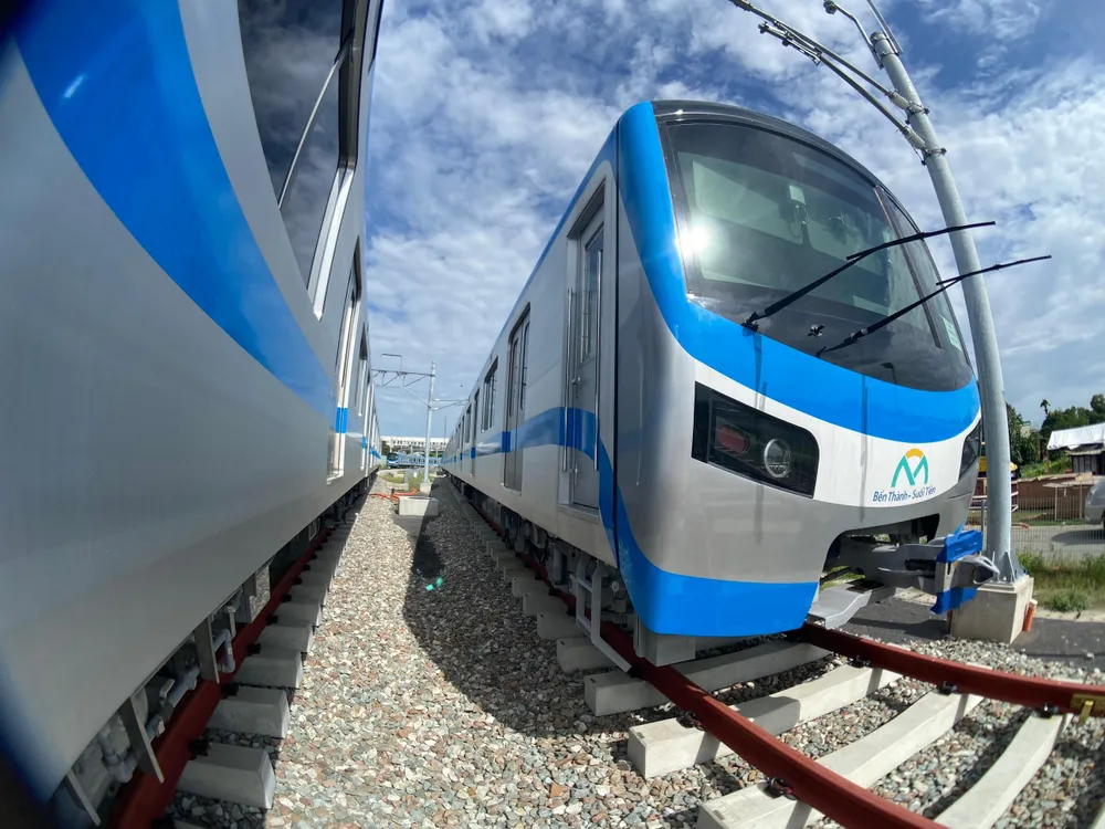 Cận cảnh tàu metro số 1.