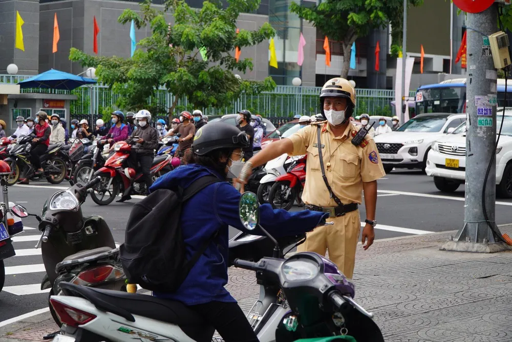 Trước đó, một số người dân chưa nắm lộ trình di chuyển đã leo lên vỉa hè để đi lại. Ảnh: CTV.