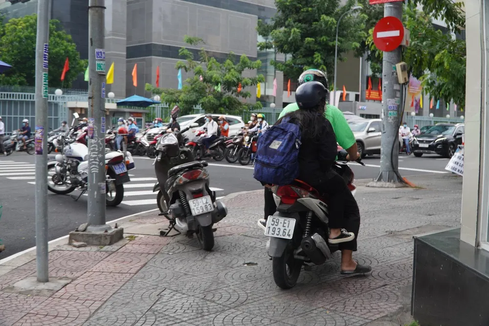 Người dân di chuyển trên vỉa hè. Ảnh: CTV.