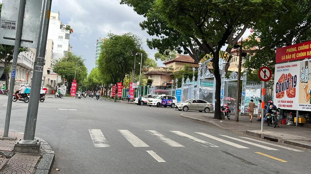 Giao lộ Lê Duẩn - Nguyễn Bỉnh Khiêm luôn có lực lượng phân luồng, hỗ trợ người dân. Ảnh: ĐT.