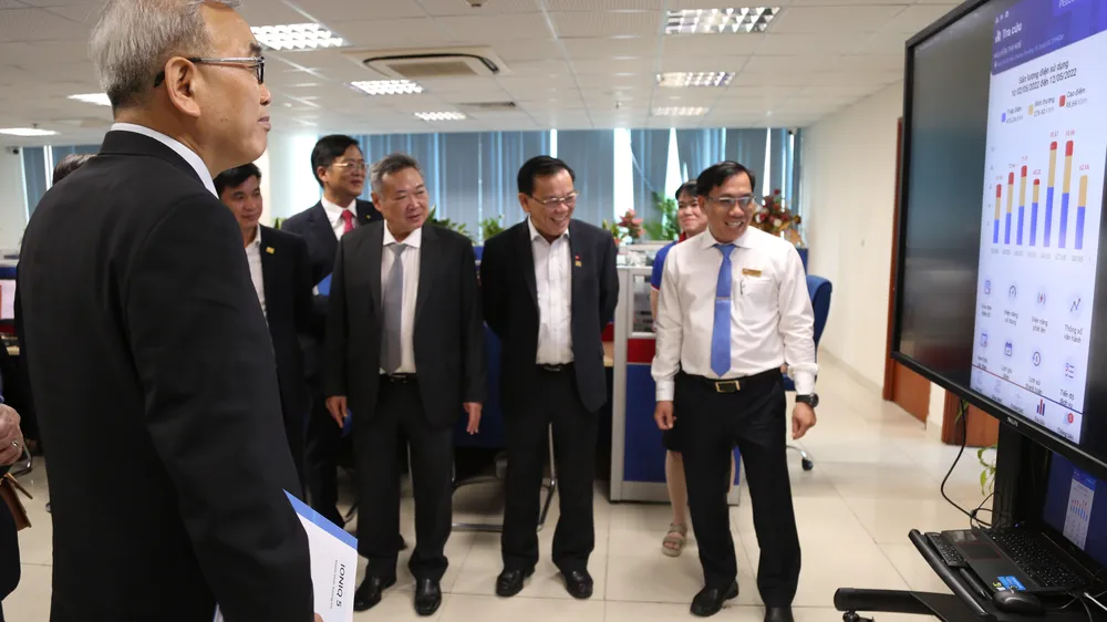 Giám đốc Trung tâm Chăm sóc khách hàng EVNHCMC Nguyễn Tấn Hưng giới thiệu Ứng dụng (App) EVNHCMC CSKH với các đại biểu UEH. Giám đốc Trung tâm Chăm sóc khách hàng EVNHCMC Nguyễn Tấn Hưng giới thiệu Ứng dụng (App) EVNHCMC CSKH với các đại biểu UEH.