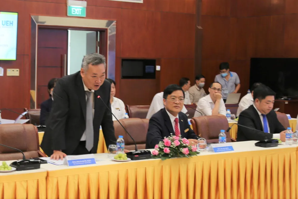 Chủ tịch Hội đồng thành viên EVNHCMC Phạm Quốc Bảo chia sẻ về chiến lược phát triển của EVNHCMC với các đại biểu UEH. Ảnh: EVNHCMC cung cấp. Chủ tịch Hội đồng thành viên EVNHCMC Phạm Quốc Bảo chia sẻ về chiến lược phát triển của EVNHCMC với các đại biểu UEH. Ảnh: EVNHCMC cung cấp.