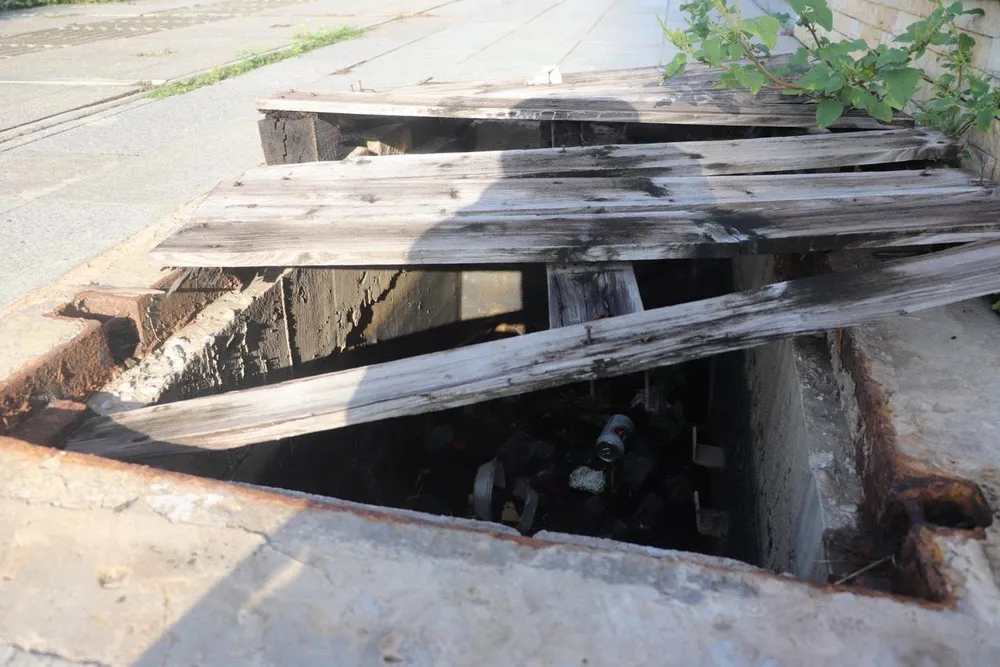 Những mảnh gỗ cũng được tận dụng để tránh trường hợp người dân té ngã. Ảnh: ĐT. Những mảnh gỗ cũng được tận dụng để tránh trường hợp người dân té ngã. Ảnh: ĐT.