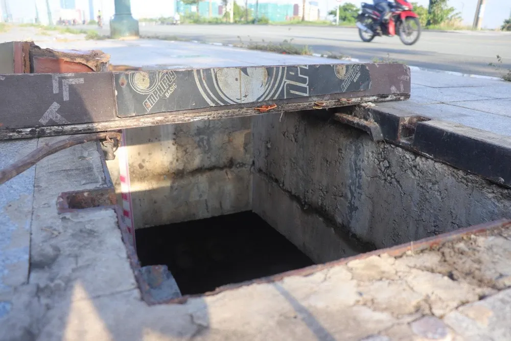 Người dân đã sử dụng nhiều dụng cụ để che đậy các nắp hố ga. Ảnh: ĐT. Người dân đã sử dụng nhiều dụng cụ để che đậy các nắp hố ga. Ảnh: ĐT.