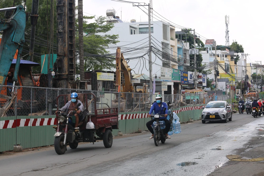 Một đoạn đường đã bắt đầu có máy móc thi công. Ảnh: ĐT.