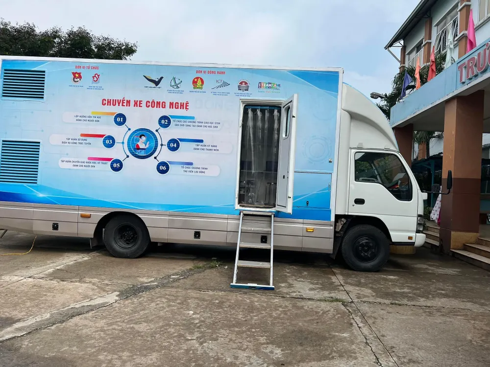 Chuyến xe công nghệ do SAWACO phối hợp Trung tâm Phát triển Khoa học và Công nghệ Trẻ - Thành Đoàn TP.HCM tổ chức. Ảnh: ĐT.