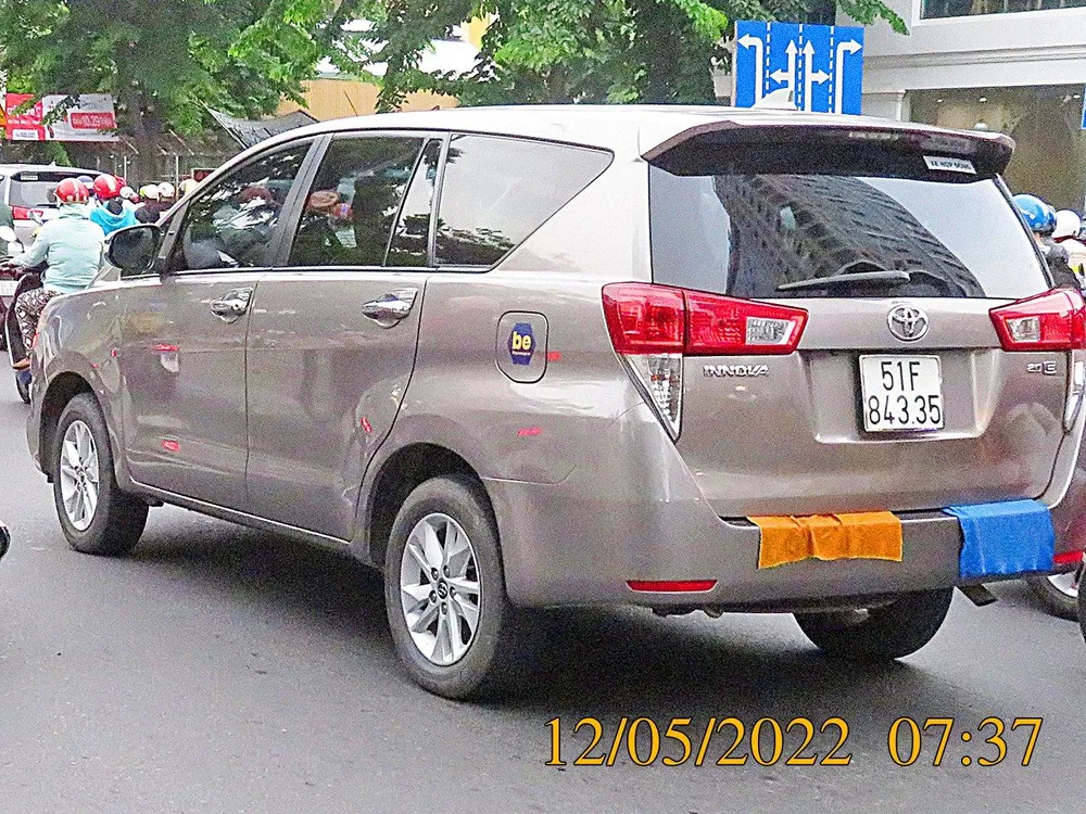 Xe biển số trắng nhìn từ phía sau. Xe biển số trắng nhìn từ phía sau.