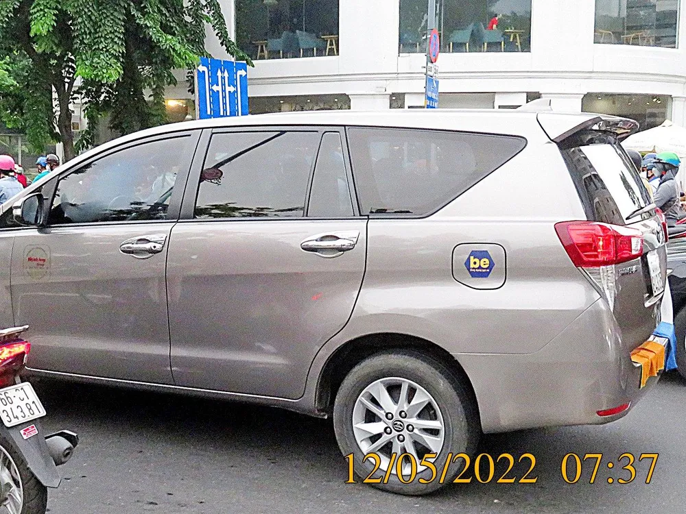 Xe biển số trắng mang lô gô thương hiệu Be Group. Xe biển số trắng mang lô gô thương hiệu Be Group.