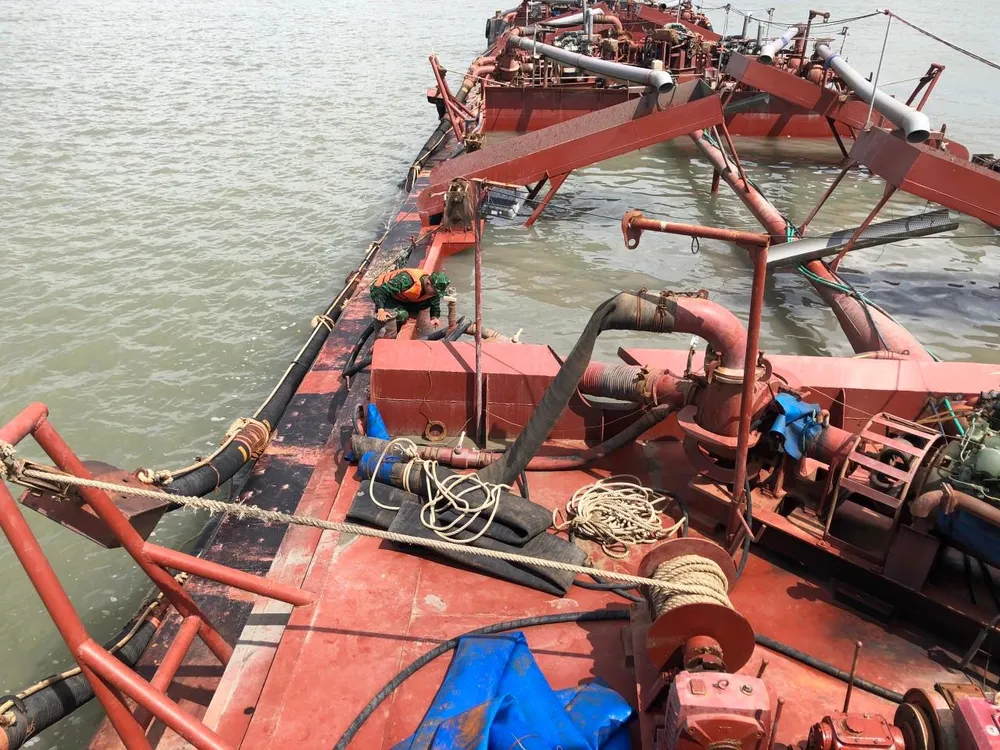 Hiện phương tiện này đã được đưa về neo đậu tại khu vực Hải đội để tiếp tục xác minh, điều tra, xử lý theo quy định. Ảnh: THANH HẢI.