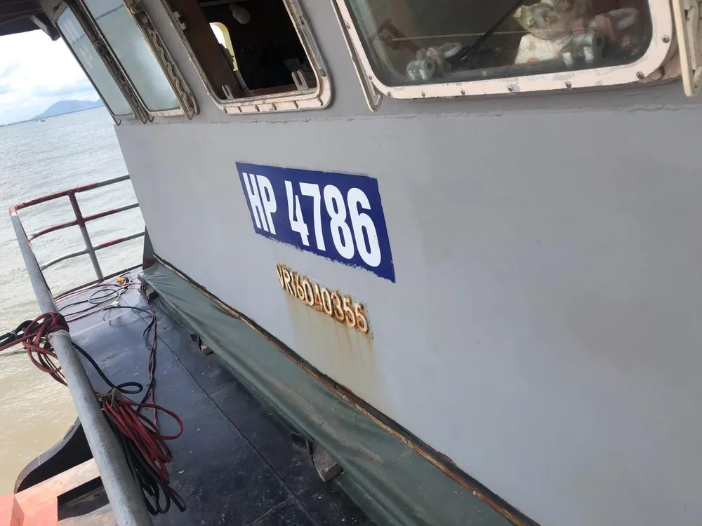 Phương tiện khai thác cát. Ảnh THANH HẢI.