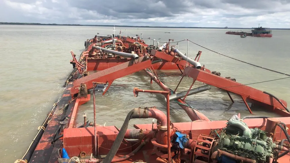 Phương tiện HP 4786 đang khai thác cát ở biển Cần Giờ. Ảnh THANH HẢI.