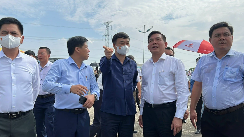 Đoàn khảo sát làm việc tại nút giao Bến Lức - tỉnh Long An. Ảnh: ĐT.