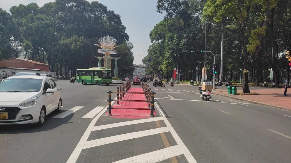 Vạch phản quang cũng được làm ở khu vực Nhà thờ Đức Bà. Ảnh: CTV.