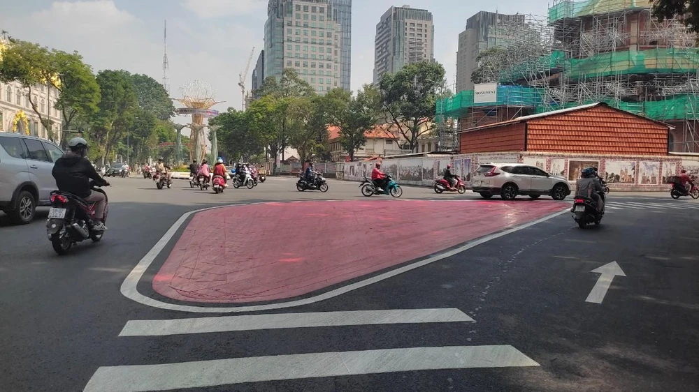 Người dân khá ngạc nhiên với nhiều vạch phản quang mới xuất hiện ở TP.HCM.