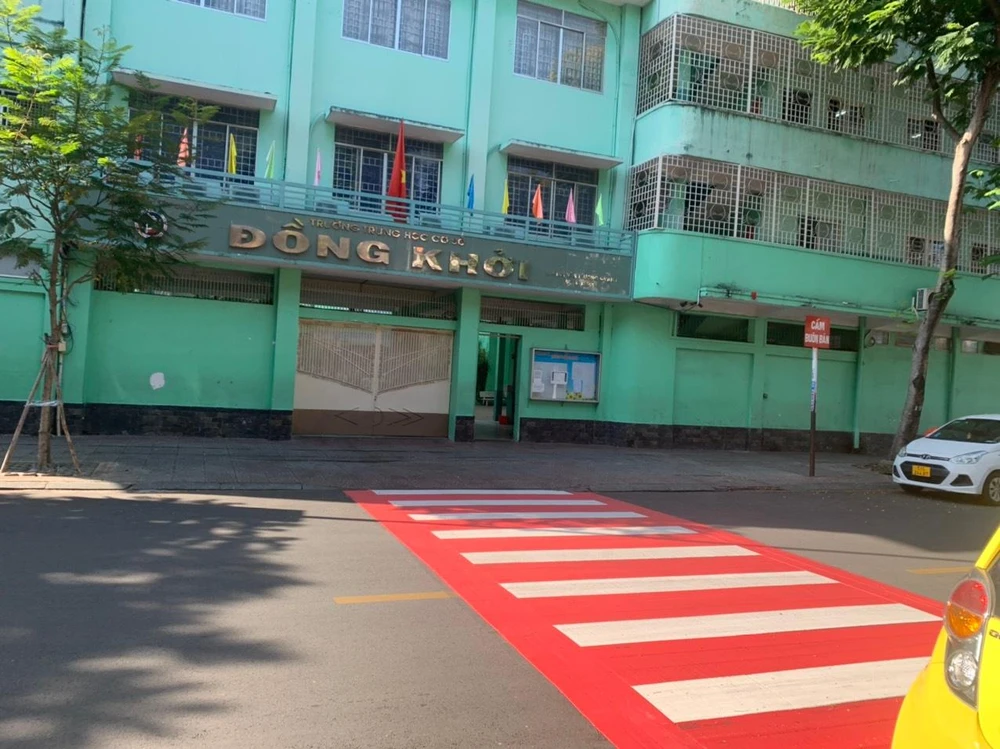 Hàng loạt trường học có vạch phản quang. Ảnh: CTV.