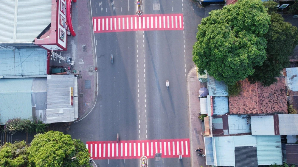 Vạch phản quang trước trường học trên đường Lê Văn Việt, đoạn trước Đại học Giao thông Vận tải. Ảnh: Sở GTVT.