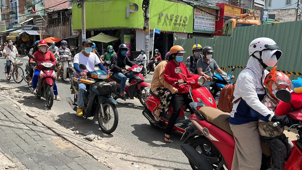 Xe máy buộc phải leo lên vỉa hè để né kẹt xe. Ảnh: ĐT.