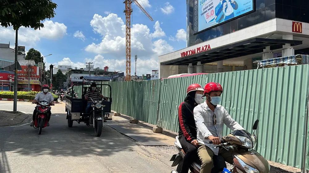 Điểm kẹt xe trước cổng Vincom Thủ Đức - do dự án đang được triển khai thi công. Ảnh: ĐT.