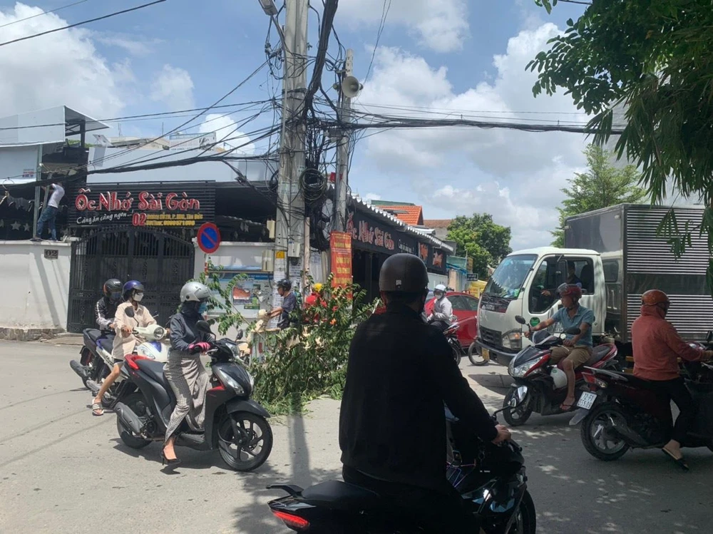 Người dân di chuyển khó khăn qua khu vực này.