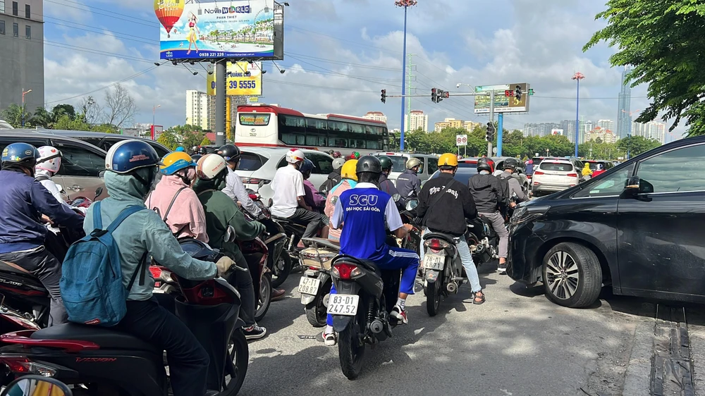 Dòng xe từ đường song hành xa lộ Hà Nội cũng kẹt cứng.