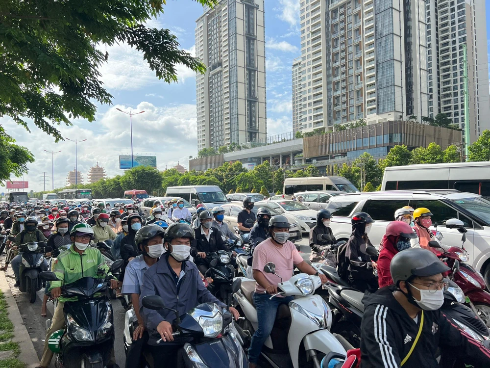 Hàng dài xe máy, ô tô nối đuôi nhau trên đường xa lộ Hà Nội.