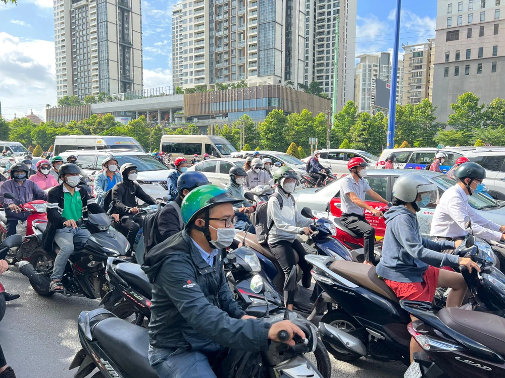 Ô tô, xe máy len lỏi vào bất kỳ làn đường nào còn trống.