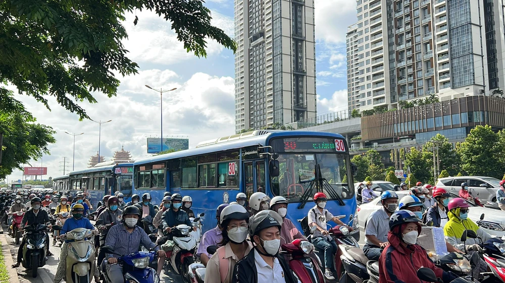 Người dân phải nhích từng chút trên đường xa lộ Hà Nội.