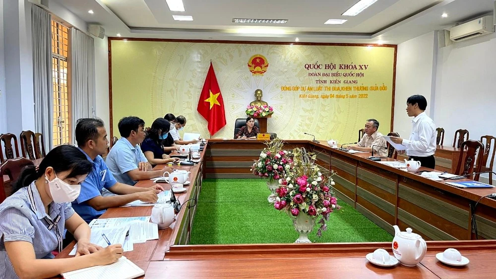 Công ty Điện lực Kiên Giang báo cáo với Đoàn ĐBQH tỉnh Kiên Giang. Ảnh: EVNSPC.