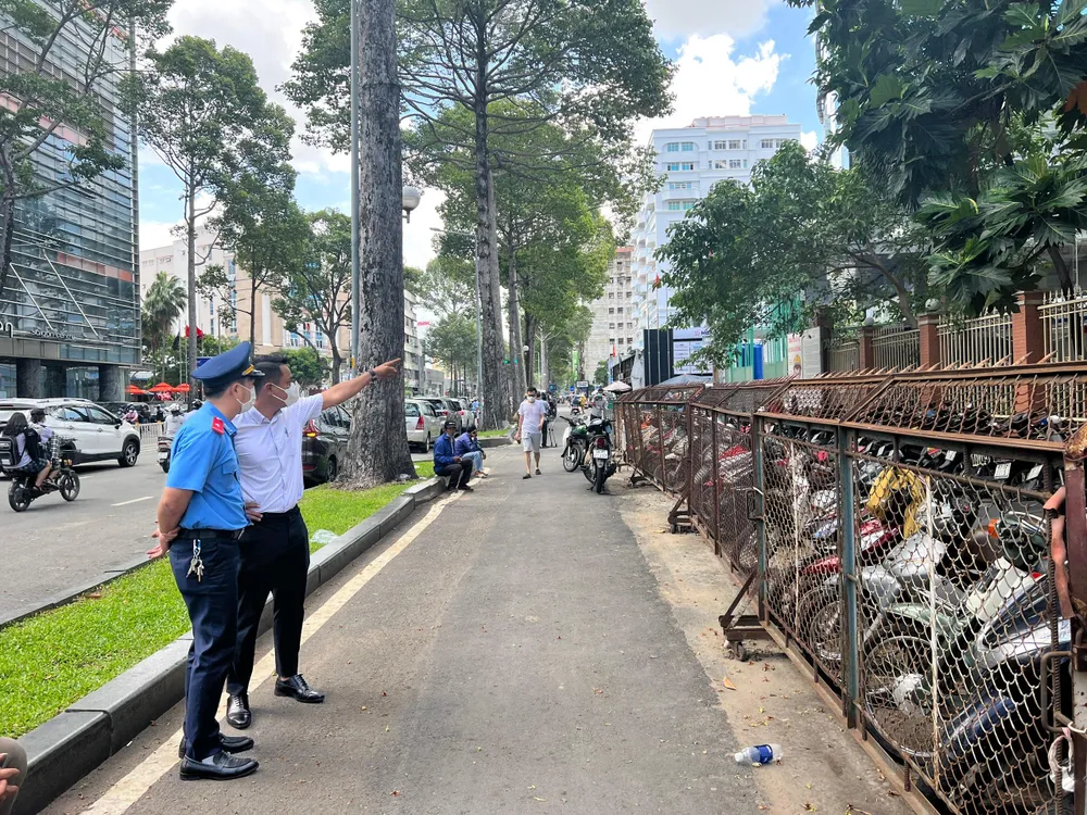 Đơn vị giữ xe sử dụng hàng rào để bao quanh vỉa hè.