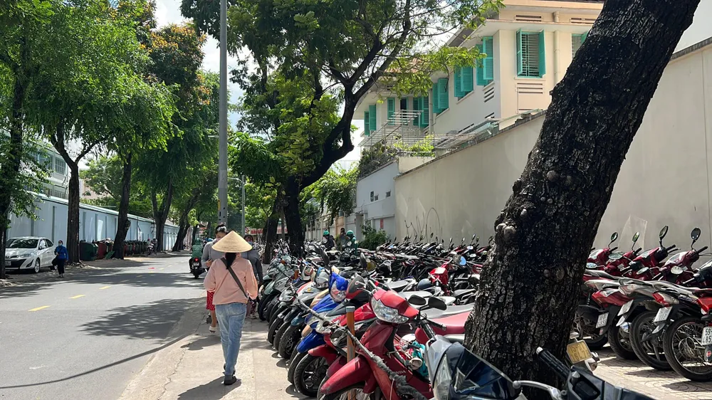 Bệnh viện này cũng đã trừ ra một khoảng trống cho người đi bộ.