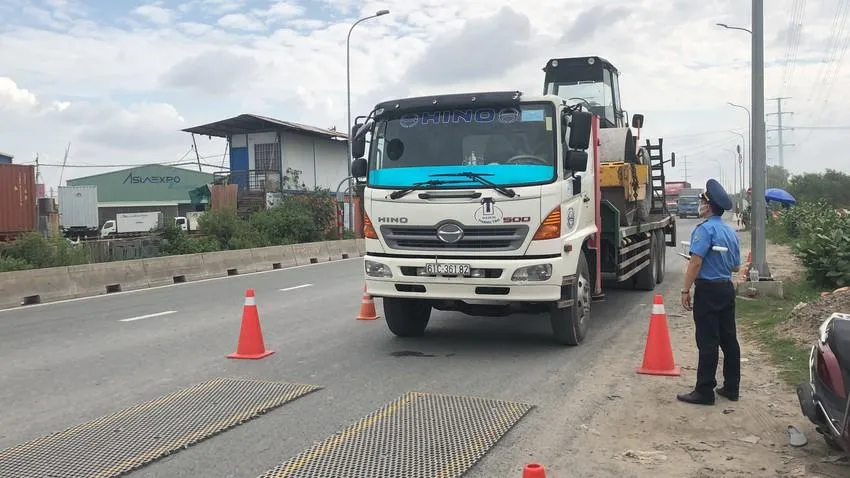 TP.HCM đang hoàn thiện quy trình xử phạt nguội đối với xe quá tải. Ảnh: ĐÀO TRANG.