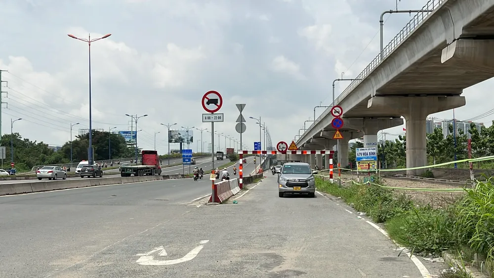 Ô tô bất chấp biển cấm, vẫn lưu thông dưới dạ cầu để di chuyển lên cầu Rạch Chiếc. Ảnh: ĐT.