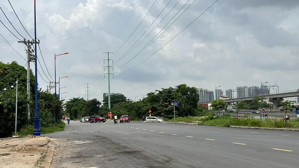 Một số phương tiện cố tình đi ngược chiều để di chuyển xuống dạ cầu Rạch Chiếc. Ảnh: ĐT.