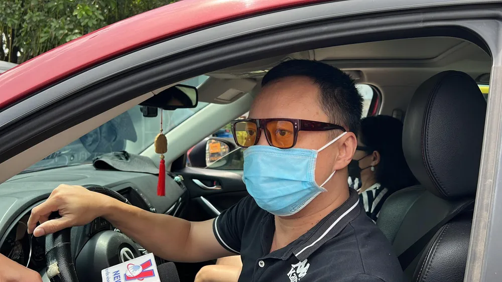 Ông Lưu Phương Trúc, ngụ trên đường Đỗ Xuân Hợp, TP Thủ Đức cho biết khá bất ngờ khi đã cấm đường dưới dạ cầu. &quot;Lâu nay, chúng tôi không sử dụng đường Xa lộ Hà Nội, nay chặn đường mất nhiều thời gian, kẹt xe hơn và tốn thêm chi phí dịch vụ&quot; - ông Trúc nói. Ảnh: ĐT.