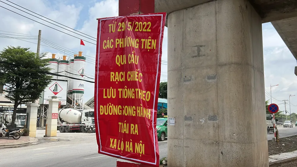 Từ 29-5, các phương tiện qua cầu Rạch Chiếc lưu thông theo đường song hành rẽ trái ra đường song hành Xa lộ Hà Nội. Ảnh: ĐT.