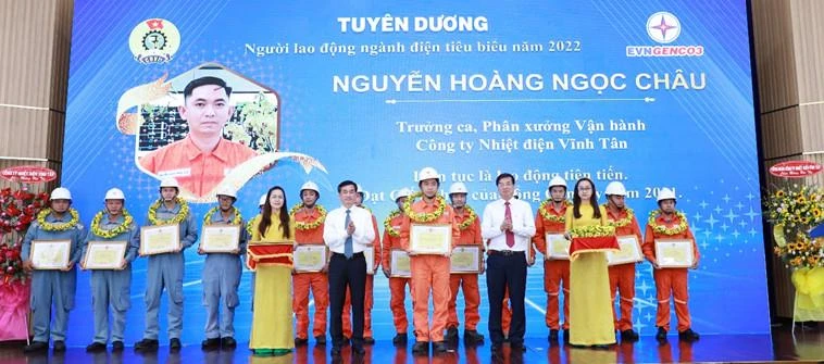 Người lao động tiêu biểu EVNGENCO3 được biểu dương tại buổi lễ.